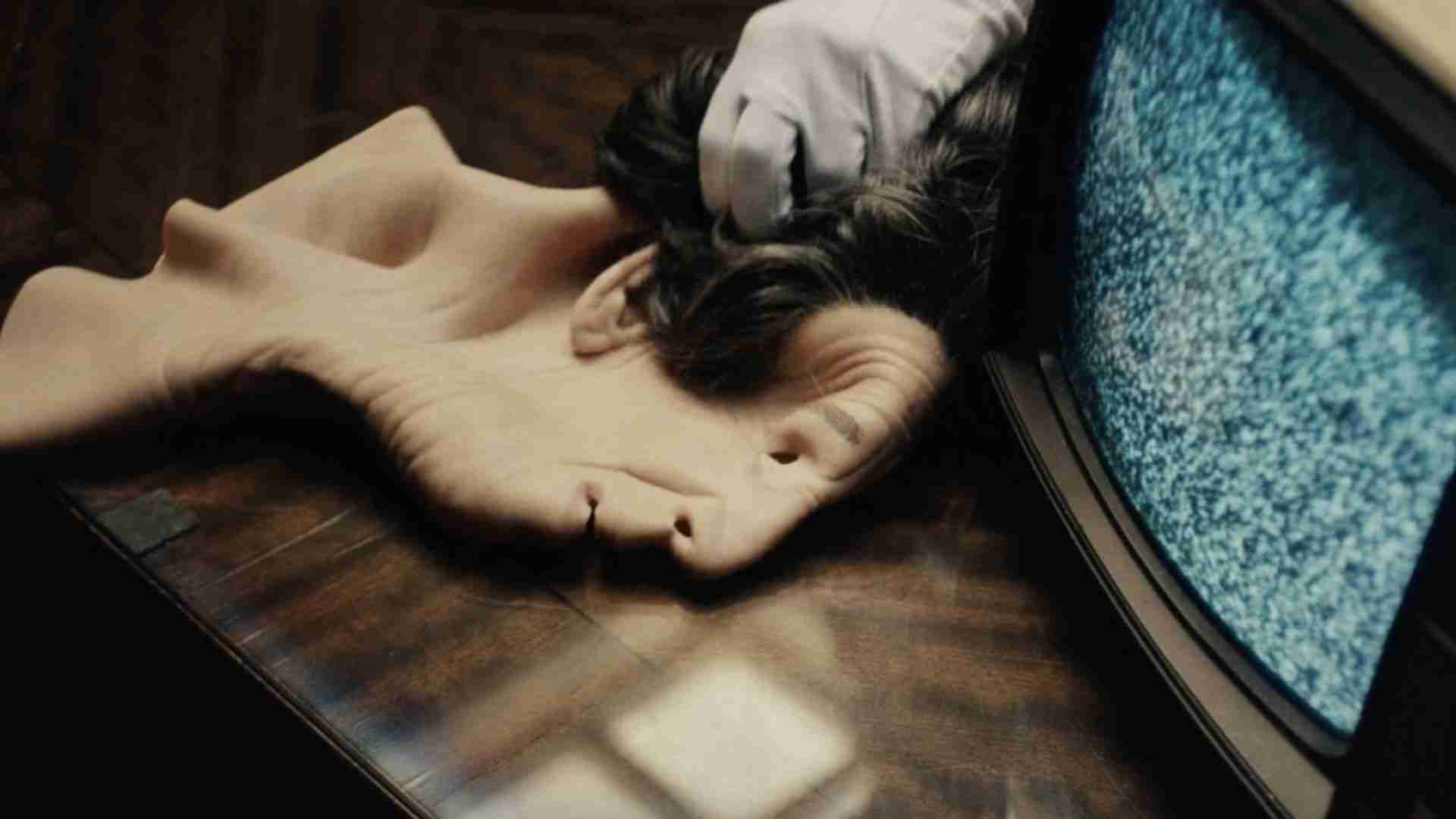 蒙面的新移民总统放弃了第二张单曲“ Fearless”,使他们的小故障,准备好竞技场的声音加倍,并可能揭露了主持人的面貌。